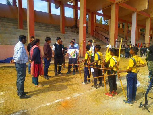 झारखंड के मुख्य कोच ने बच्चों को  खेल की बारीकियां बताई