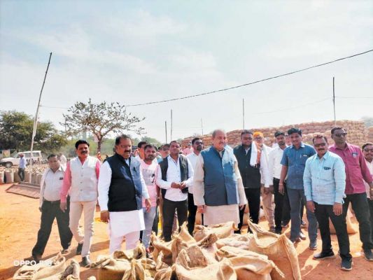 विधायक ने किया धान खरीदी केन्द्रों का निरीक्षण