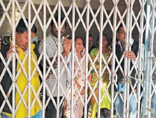 विकास कार्यों की राशि जारी नहीं, नाराज जिपं सदस्यों ने दफ्तर में फिर जड़ा ताला