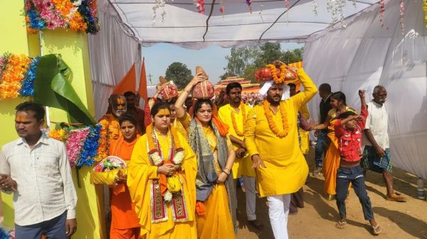 शोभायात्रा निकालकर शिव महापुराण कथा शुरू