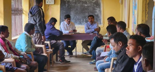 गैरहाजिर शिक्षक की ग्रामीणों ने कलेक्टर से की शिकायत, स्कूल पहुंची जांच टीम