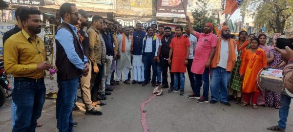 गुजरात की जीत पर भाजपाइयों का जश्न
