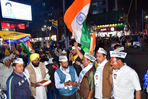 आप कार्यकर्ताओं ने जयस्तंभ चौक में मनाया जश्न