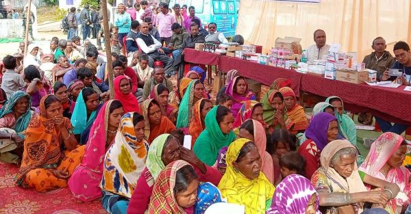 नि:शुल्क स्वास्थ्य शिविर का ग्रामीणों ने उठाया लाभ