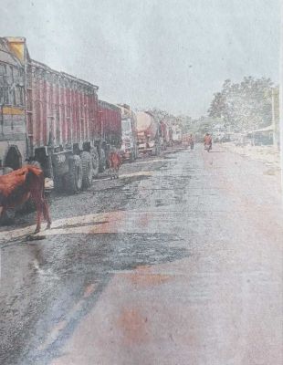 सडक़ किनारे बेतरतीब वाहनें, हादसे की आशंका