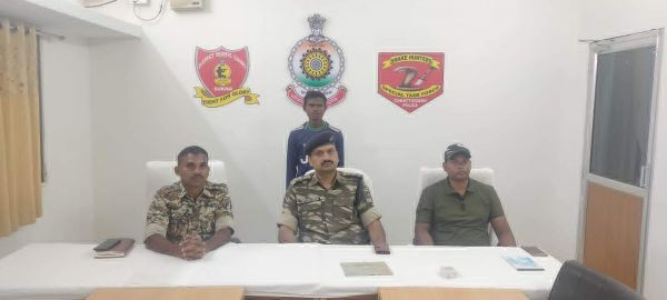 8 लाख के ईनामी  नक्सली का समर्पण