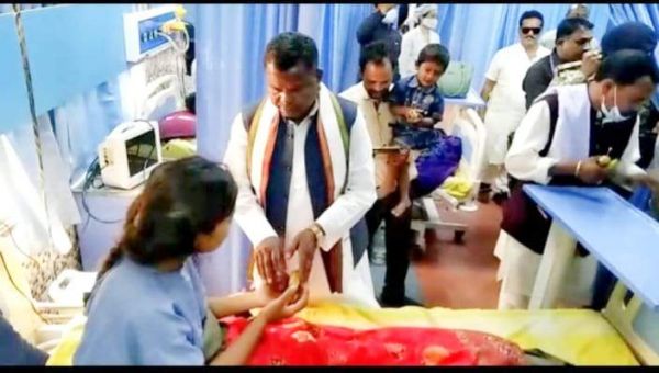 सोनिया गांधी के जन्मदिन पर लखमा ने मरीजों को बांटे फल