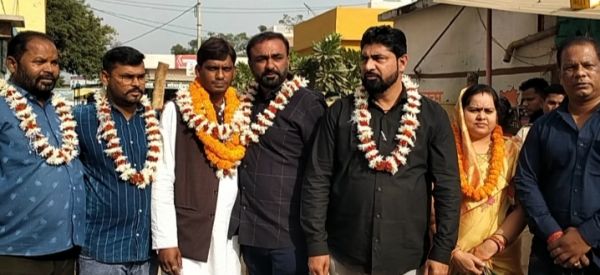 अविश्वास प्रस्ताव ध्वस्त, भाजपाईयों का जश्न