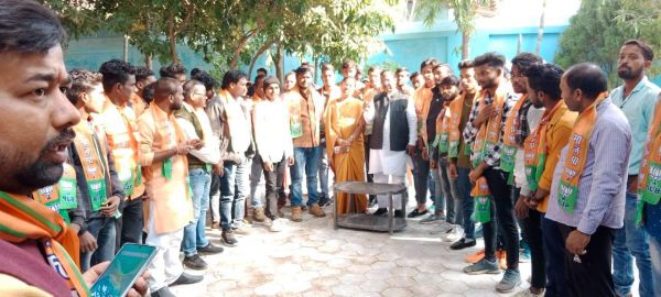 नेताम के समक्ष 32 युवाओं ने भाजपा का दामन थामा