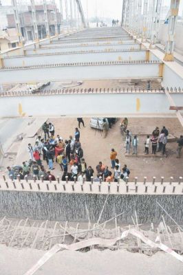 लोगों ने कुम्हारी थाना घेरा, ठेकेदार पर एफआईआर