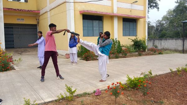 आत्मरक्षा का प्रशिक्षण ले रही वनांचल की छात्राएं, बढ़ा आत्मविश्वास