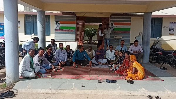 सामान्य सभा की बैठक का बहिष्कार पार्षद-एल्डरमैन धरने पर