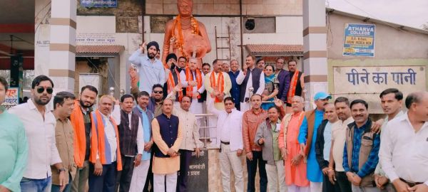 शहीद वीर नारायण शहादत दिवस पर भाजपाईयों ने दी श्रद्धांजलि