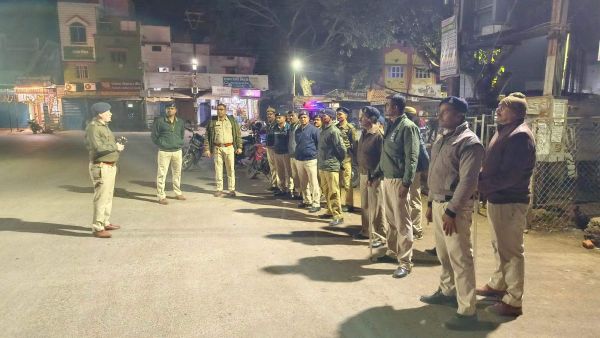 जवानों ने संदिग्ध स्थानों पर दी दबिश शहर में भ्रमण कर जांच
