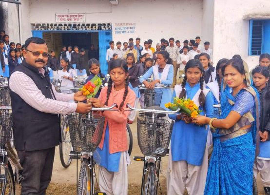 साइकिल वितरण: अब स्कूल आने-जाने में नहीं होगी परेशानी
