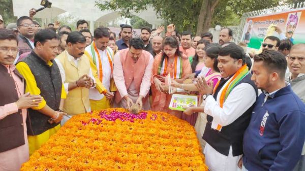 सोनाखान पहुँचकर प्रभारी मंत्री ने दी शहीद वीर नारायण सिंह को श्रद्धांजलि