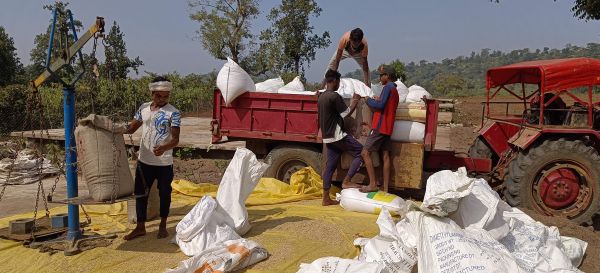 धान खरीदी केंद्रों में अव्यवस्था का आलम, किसान हलाकान