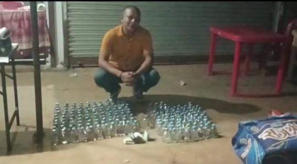 शराबबंदी की मांग करने वाले समाजसेवी का चोला उतरा, शराब तस्करी के आरोप में गिरफ्तार