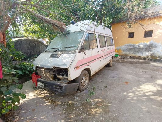 जिला अस्पताल में सरकारी गाडिय़ां खड़े-खड़े हो रही कंडम  