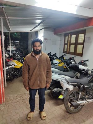 नागपुर, अमरावती की गाडिय़ां रायपुर में बेचता था, कल रात रेलवे स्टेशन के पास चोरी की बाईक के साथ गिरफ्तार