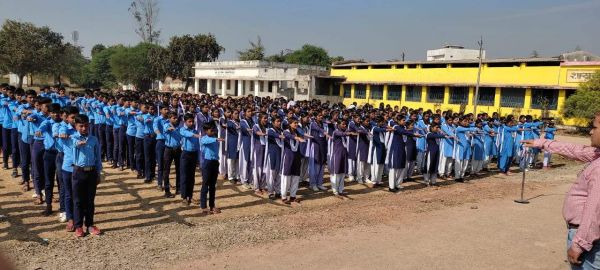 सडक़ सुरक्षा के प्रति जागरूक करने डीईओ ने दिलाई छात्र- छात्राओं को शपथ