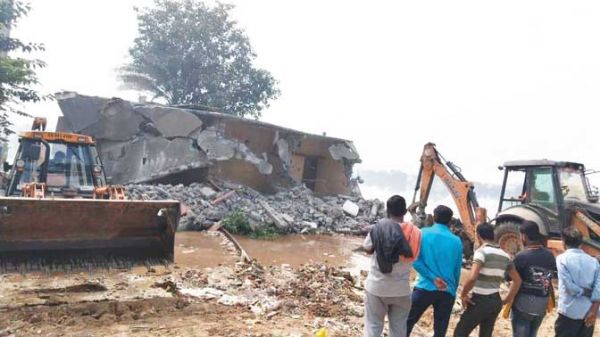 महाराजबंध तालाब की जमीन पर कब्जा कर बने मकान को निगम ने तोड़ा