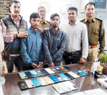 मोबाइल चुराकर यूपीआई से लाखों की शॉपिंग, अंतरराज्यीय गिरोह के दो धरे गए