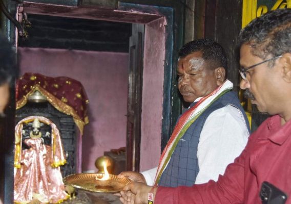 कवासी लखमा ने किया दन्तेश्वरी मां का दर्शन