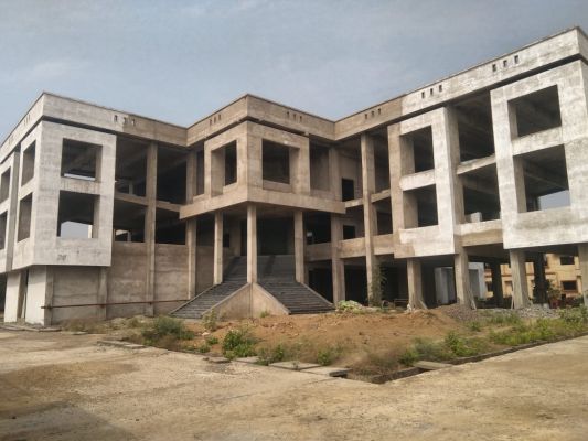 तीन साल से एजुकेशन हब बिल्डिंग का कछुआ चाल से निर्माण