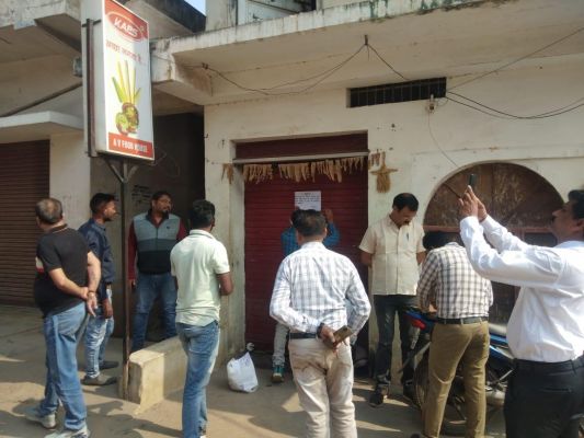 एवी फूड हाउस सील, डोर नंबर प्लेट पर अपना विज्ञापन लगाया था