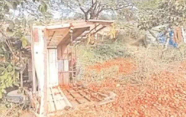 सडक़ किनारे खड़े दो वाहनों को मालवाहक ने मारी ठोकर