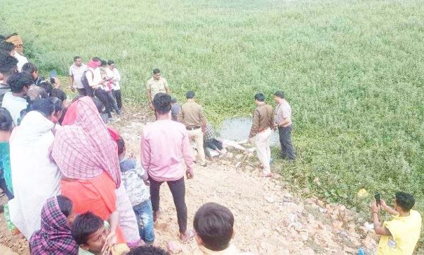 युवक की हत्या कर तालाब में फेंकी लाश