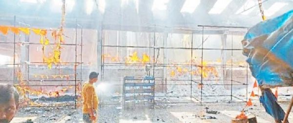 पोल्ट्री फार्म में लगी आग, लाखों का सामान खाक