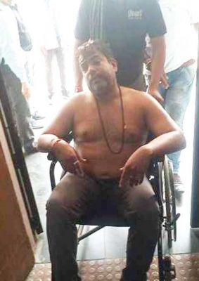 दुकान सील करने पहुंचे निगम अमले के सामने मिट्टी तेल डाला सचिन ने