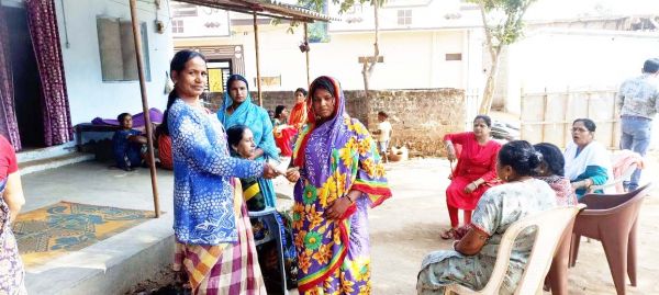सडक़ हादसे में मौत, घर जाकर दी श्रद्धांजलि योजना की राशि