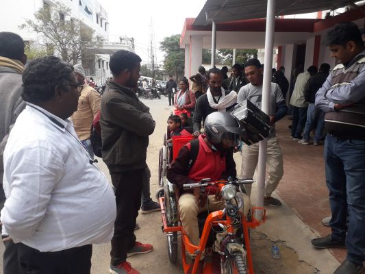 दिव्यांग बजरंग और हेमंत  को मिला ट्राइसिकल