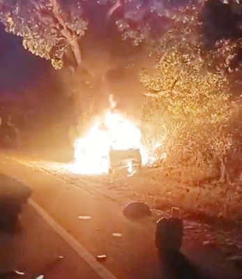 हादसे के बाद कार में आग,  2 मौतें, आधा दर्जन घायल
