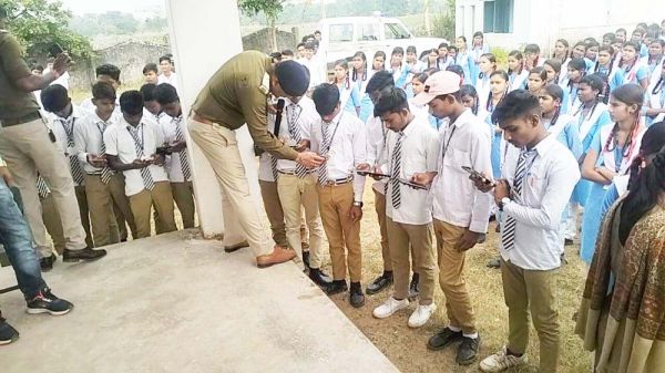 स्कूल में पुलिस का जागरूकता कार्यक्रम