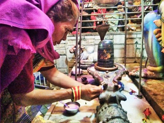  नंदी प्रतिमा के दूध पीने की अफवाह शिवालयों में उमड़ी भक्तों की भीड़