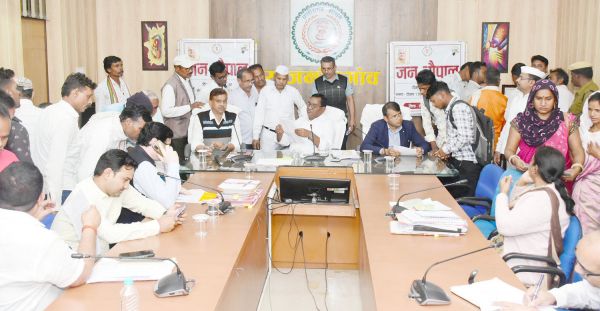 आवास योजना का लाभ दिलाने जन चौपाल में मांग