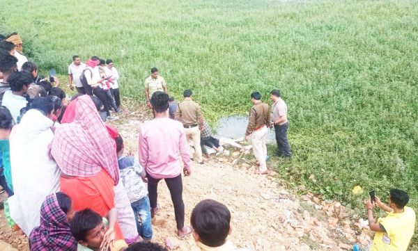 हत्या कर तालाब में फेंका शव, दर्जनभर से पूछताछ, अवैध संबंध की आशंका