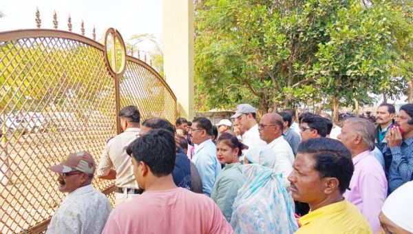सहारा प्रमुख के खिलाफ अभिकर्ता नारे लगाते पहुंचे कलेक्टोरेट
