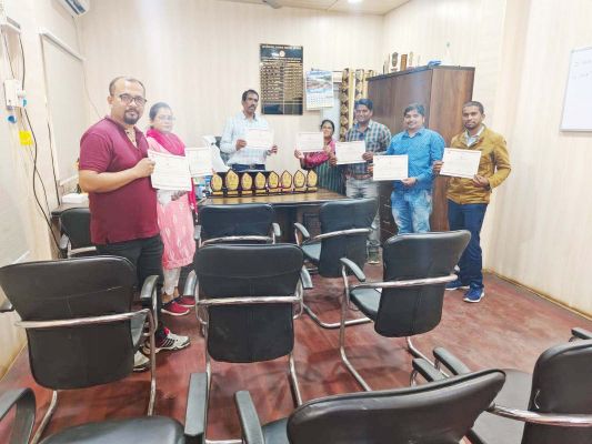 पुरस्कार देकर स्वास्थ्य टीम का उत्साहवर्धन