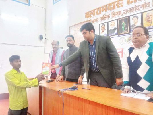 नगर निगम के जन चौपाल में अफसरों ने सुनी समस्या
