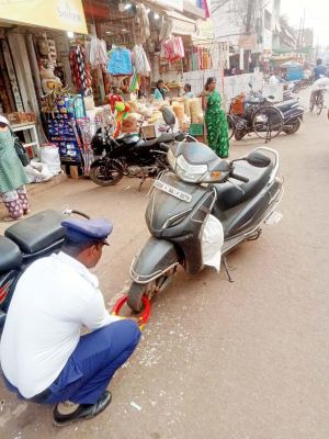 नो-पार्किंग जोन में खड़े 40 वाहनों से 12 हजार चालान