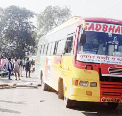 बस की चपेट में बाईक सवार की मौत, चक्काजाम