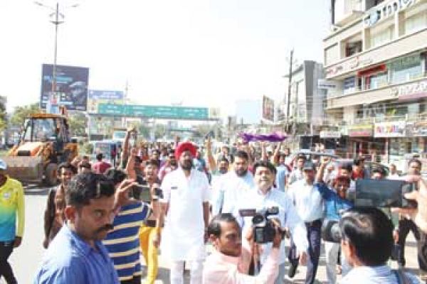  ट्रैफिक में बाधक ठेले हटा रहा था निगम का अमला, महापौर-विधायक ने रूकवाया