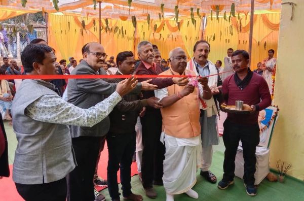 डीपाडीह में नये विद्युत वितरण केन्द्र का संसदीय सचिव चिन्तामणी महाराज ने किया शुभारंभ