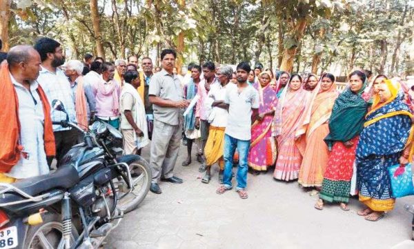 जिंदल नहीं दे रहा मुआवजा, टपरंगा के ग्रामीण पहुंचे कलेक्टोरेट, न्याय की गुहार