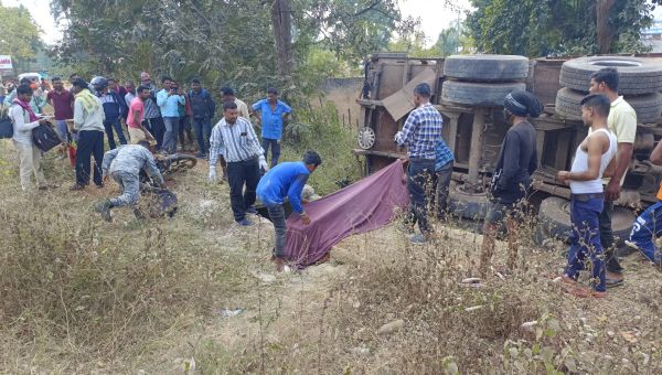 ट्रक-बाइक भिड़ंत, बेटे की मौत, पिता घायल